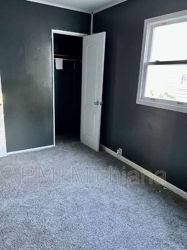 Building Photo - 261 N Kenmore St