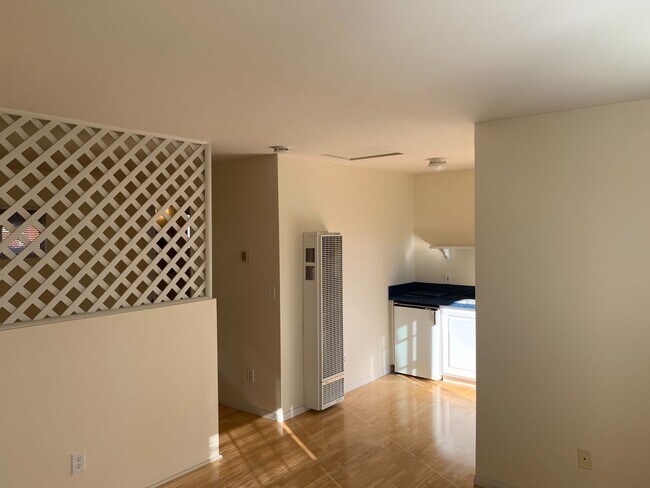 Building Photo - 140 G Ave