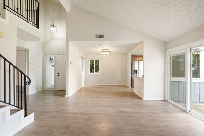 Building Photo - CUTE MASTER SUITE SURE TO CATCH YOUR ATTENTION IN ELK GROVE