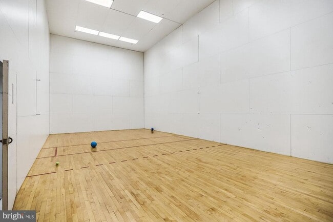 Building Photo - Stylish Two-Level Condo in Gables of Tuckerman Near Pike & Rose!