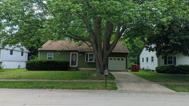 Building Photo - Charming 3 Bedroom Home With Partially Fin...