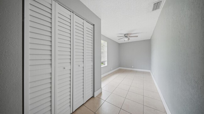 Building Photo - 4681 SW 43rd Terrace