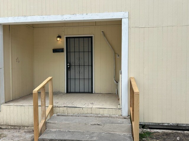 Building Photo - 220 N Pinto St