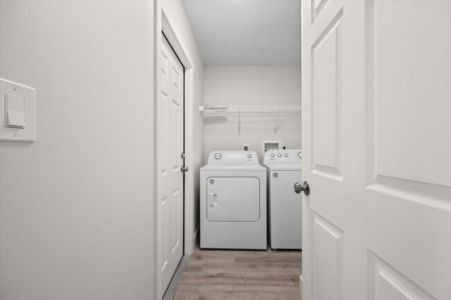 Building Photo - 12781 Meadowbreeze Dr