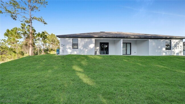 Building Photo - 704 Homer Ave S