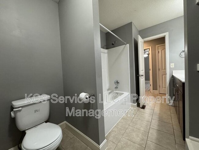 Building Photo - 9326 N Robinhood Ave