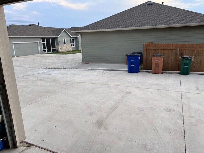 Building Photo - Elegant 4 BR 3.5 BA and 1 Office/Bedroom Convertible Home with Modern Amenities