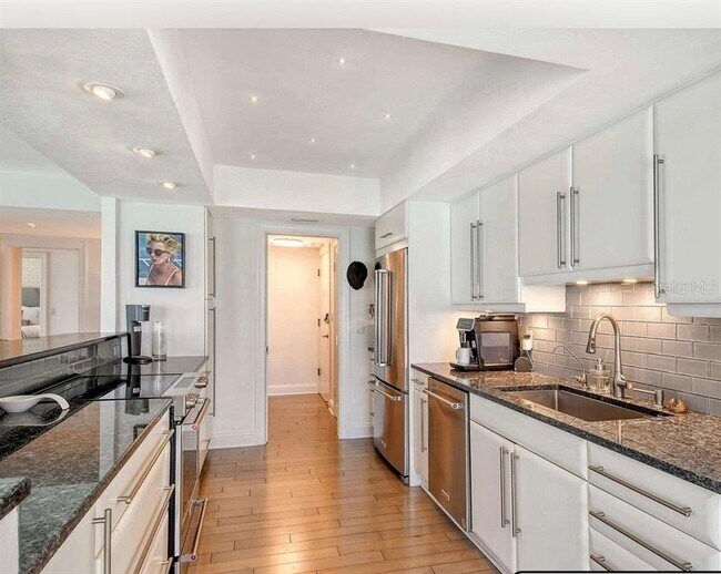 Building Photo - 2525 Gulf of Mexico Dr