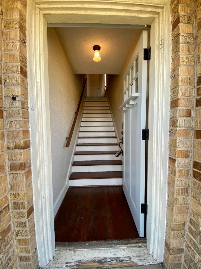 Building Photo - 2 bed/1 bath Upstairs Duplex with Private ...