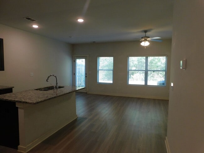 Building Photo - 672 The Heights Ln