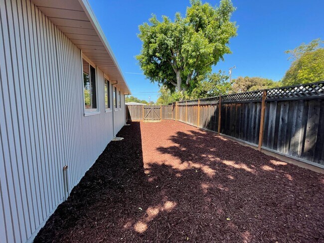 Building Photo - Gorgeous Upgraded Home Available Now!