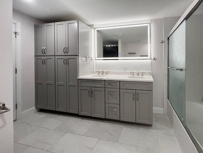 Building Photo - Gorgeous and newly renovated townhouse-sty...