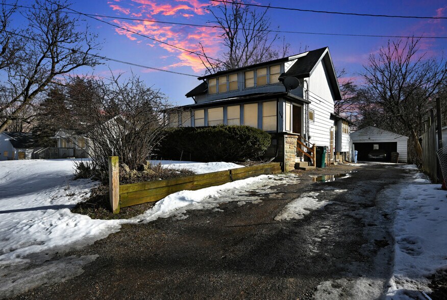 Building Photo - 224 Crest St