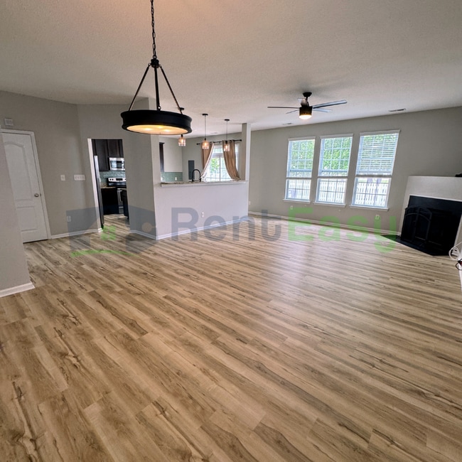 Building Photo - 1005 Silver Charm Cir