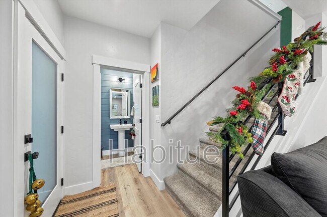 Building Photo - 917 E Bissett St