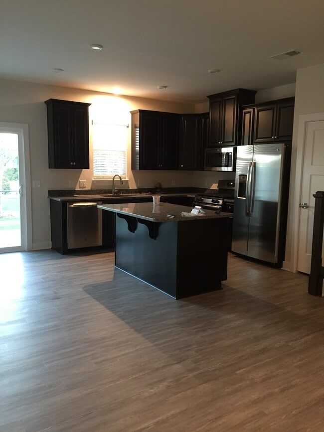 Building Photo - Beautiful 3 Bedroom, 2.5 Bath Townhome!