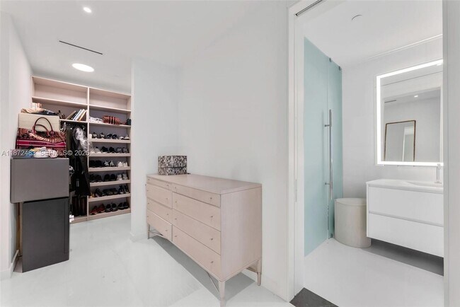 Building Photo - 300 Biscayne Blvd Way