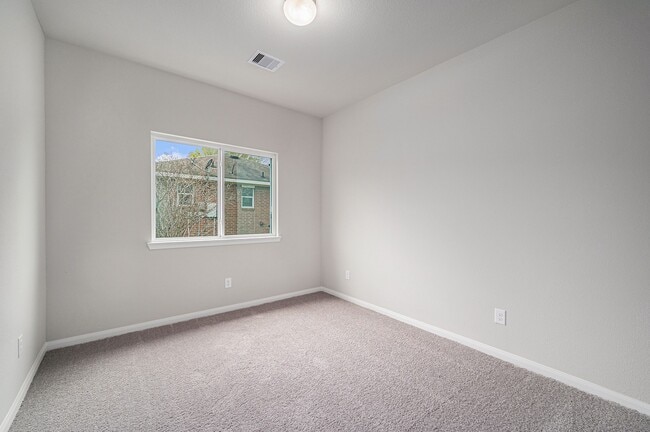 Building Photo - 12983 Skyline Dr