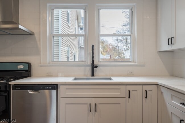 Building Photo - 160 Academy St