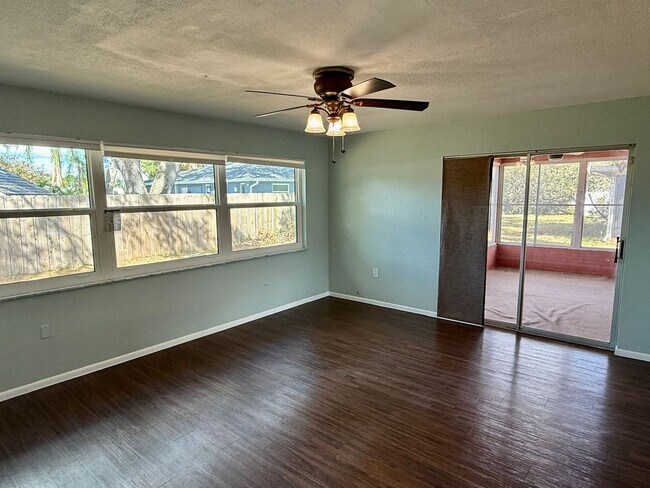 Building Photo - Beautiful Palm Harbor 2/2 Located on Peace...