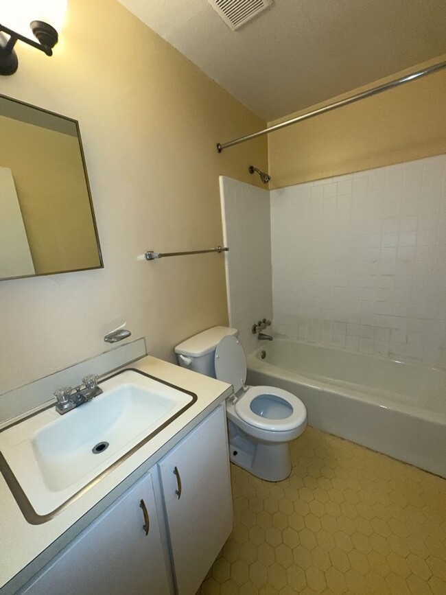 Building Photo - 2216 Welch Dr