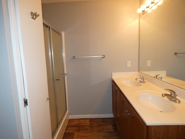 Building Photo - Beautiful Condo in Gladstone, MO