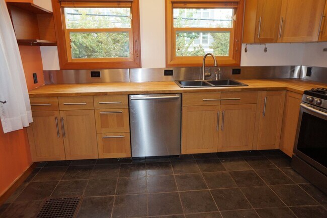 Building Photo - Amazing two bedroom sellwood beauty!