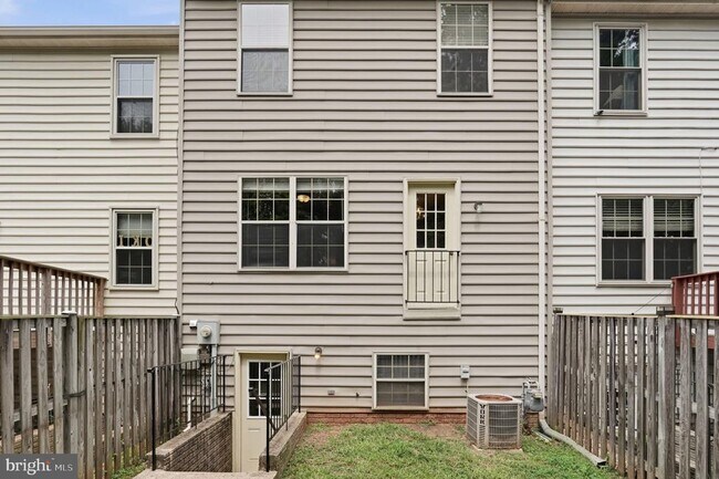 Building Photo - 9571 Tudor Oaks Dr