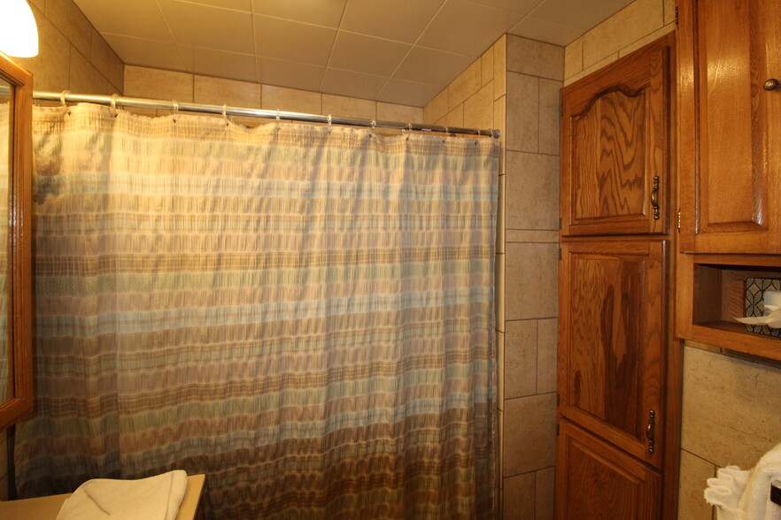 Full size shower with tub - 119 Chestnut St