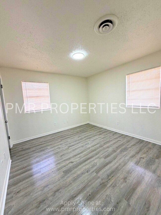 Building Photo - 3 Bedrooms/1 Bathroom House