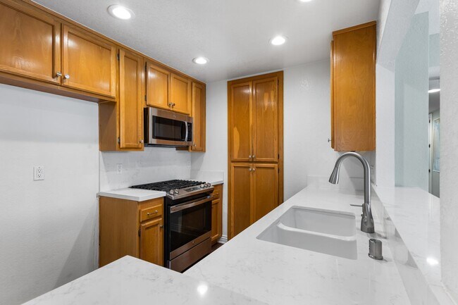 Building Photo - 2262 Martinique Ln