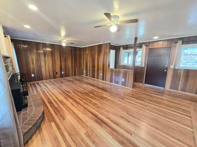 Building Photo - Calm Surrounds This Beautiful Cabin Home