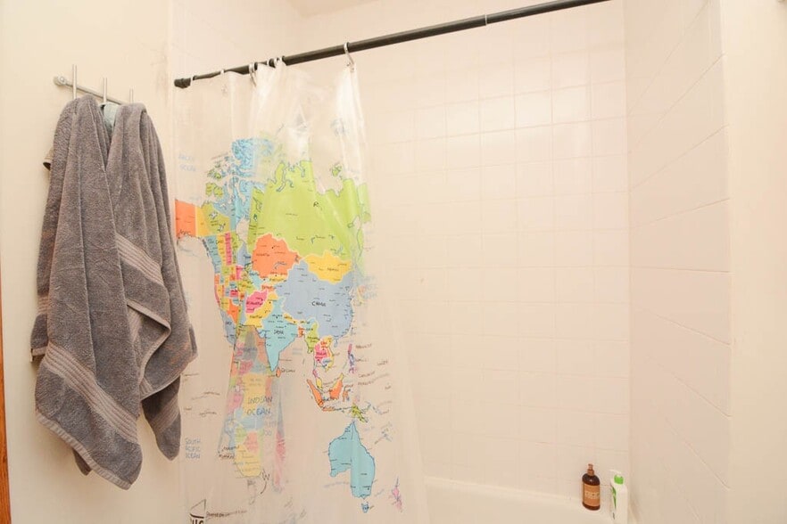 Building Photo - 819 N Wood St