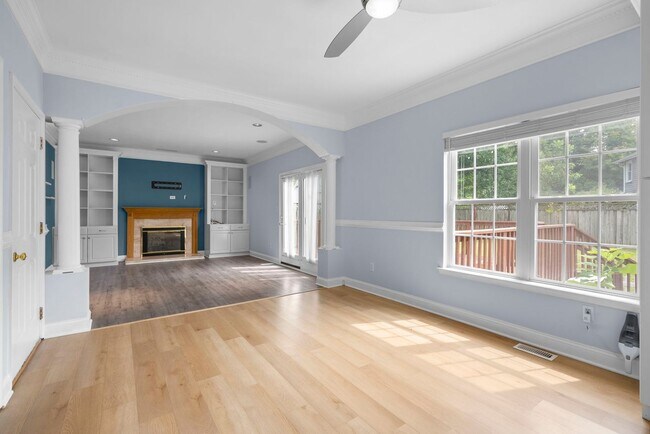 Building Photo - 13111 Venetian Rd