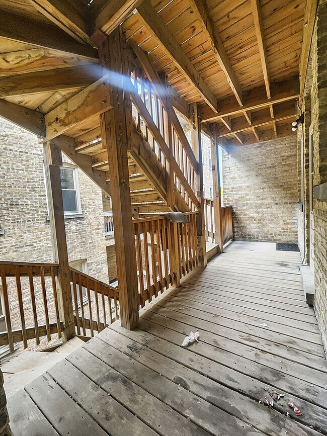 Building Photo - Large 2-bed/2-bath Apartment With Updated Kitchen and Large Living Room