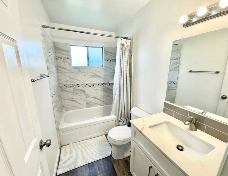 Building Photo - 805 11th St