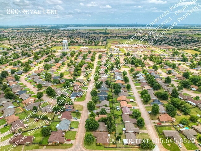 Building Photo - 800 Royal Ln