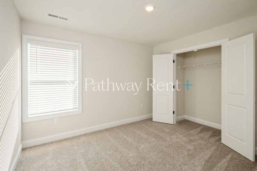 Building Photo - 116 Rills Xing Wy