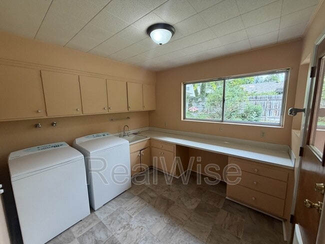 Building Photo - 710 NW Midland Ave