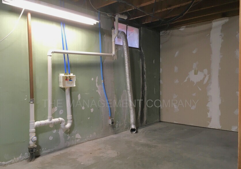 Building Photo - 230 Richardson Dr