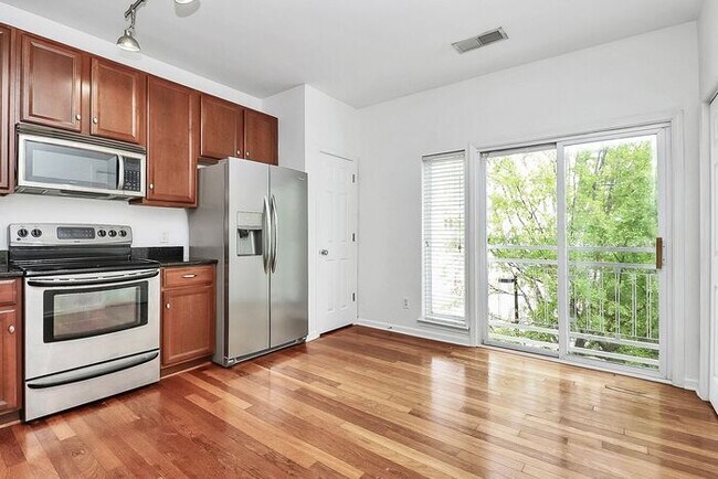 Building Photo - Spacious 2BD/2.5BA Condo in NODA!