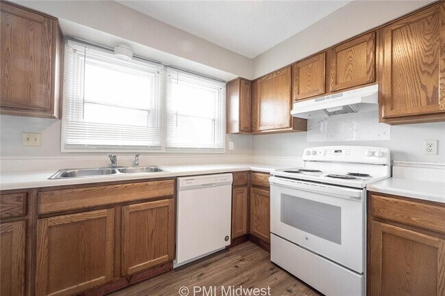 Building Photo - 207 W Green Meadows Dr