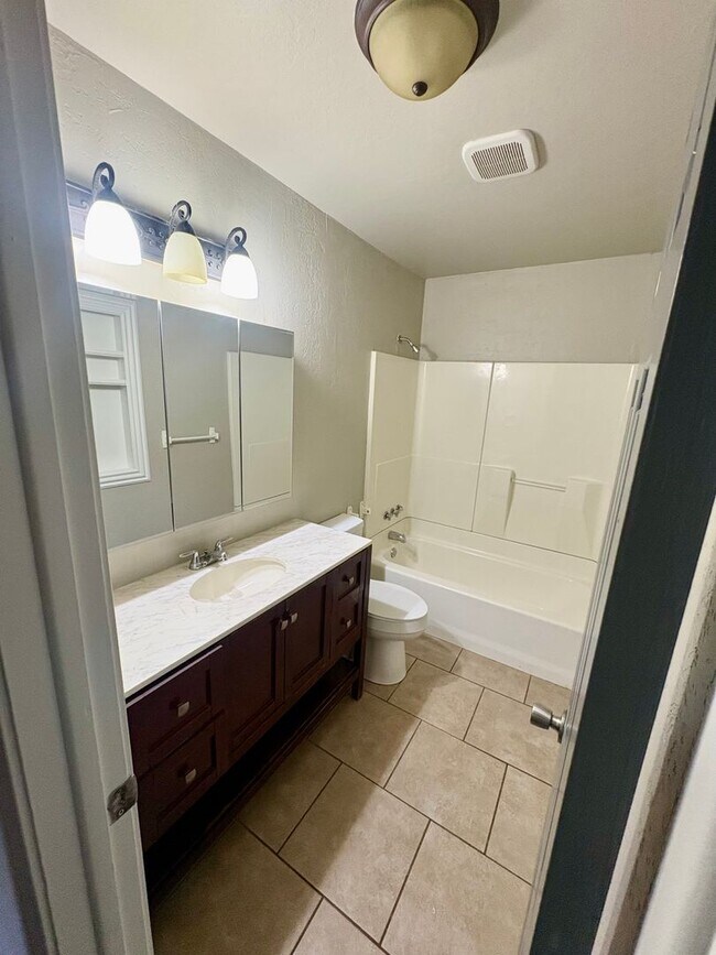 Building Photo - Spacious 4 Bedroom, 2 Bathroom Home with L...