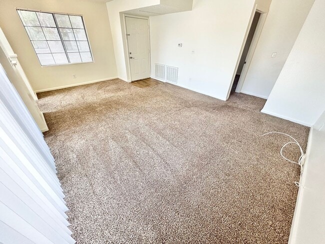 Building Photo - ADORABLE UPSTAIRS CONDO! 2 BEDROOM / 2 FUL...