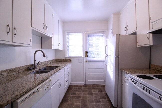 Building Photo - December FREE On This 2 Bedroom 2 Bath