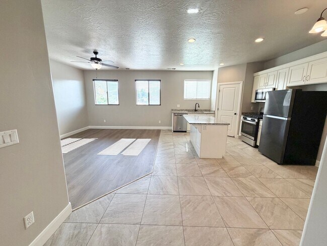 Building Photo - 355 W 200 S