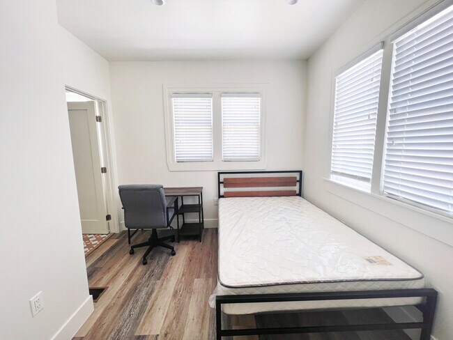 Building Photo - 1301 W 22nd St