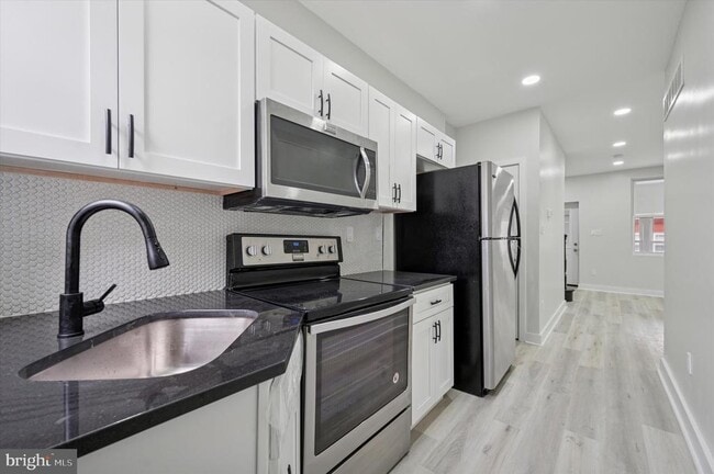 Building Photo - 6055 Allman St