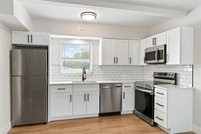 Building Photo - 300 S Nimbus Ave