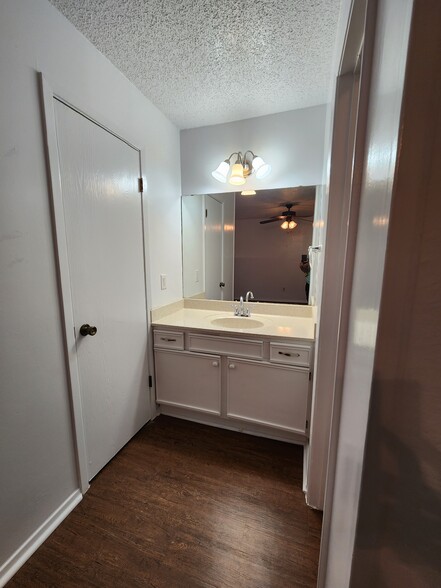 Building Photo - 2107 Lazy Ridge Dr